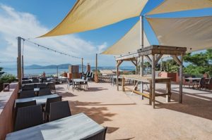 Vue sur la mer Méditerranée depuis le rooftop du restaurant La Réserve, Camping International, Hyères, Var 83