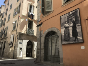 La rue des Arts située à Hyères est tout à fait typique du cliché provençal avec ses maisons à devanture colorée